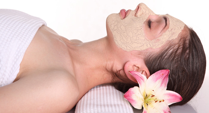 Luce un rostro impecable: Estudio de piel + mascarilla facial + masaje + depilación cejas sólo 9€
