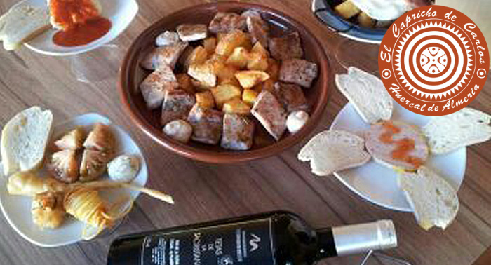 1 botella Tetas de la Sacristana, 4 tapas y 1 ración por 18 € en El Capricho de Carlos. 