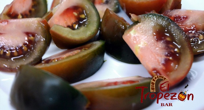Disfruta del mejor pescaíto frito y tomate Raf de Almería con vino o cervezas y tapas en El Tropezón