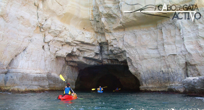 Descubre el Cabo de Gata: Kayak + snorkel + picnic+ Reportaje fotográfico sólo 19€