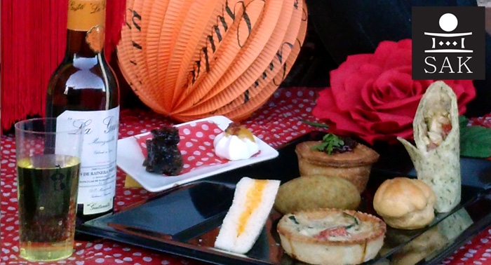 ¡Vámonos a los toros con la merienda de Sak Delicatessen!  Bocados salados, dulces y bebida por 6€