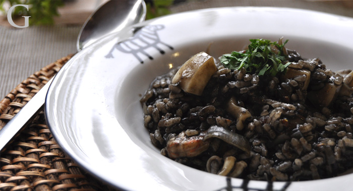 Para 2 personas: Arroz negro con marisco o Paella de Marisco y 2 Bebidas, por 7,50€/persona