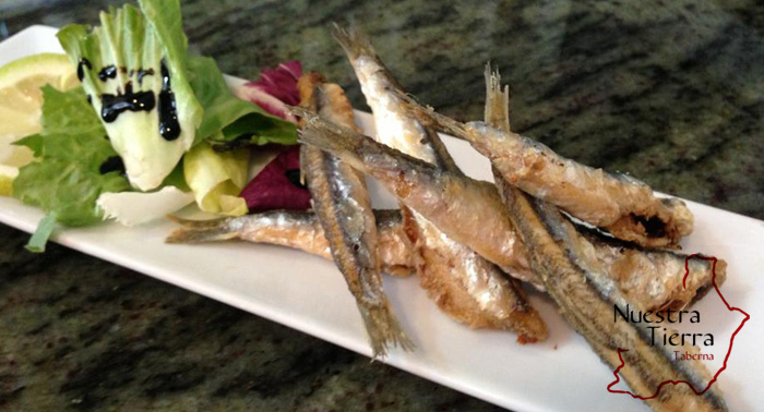 2 tapas + 1/2 Ración de ovillo de colas de Gambón y Salmonete con ajoblanco + 2 bebidas, 7€