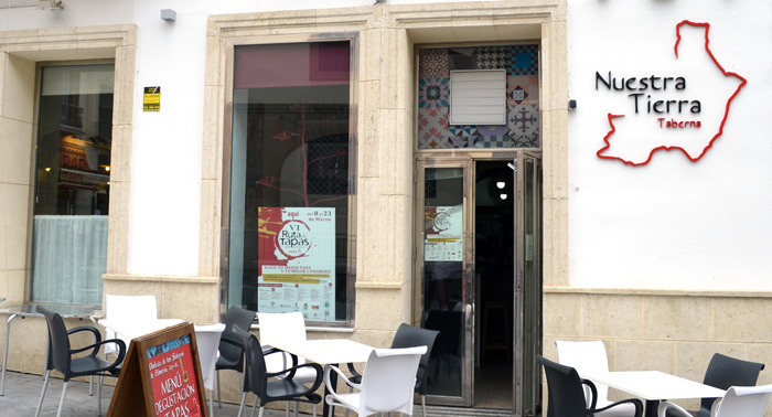 2 tapas + 1/2 Ración de ovillo de colas de Gambón y Salmonete con ajoblanco + 2 bebidas, 7€