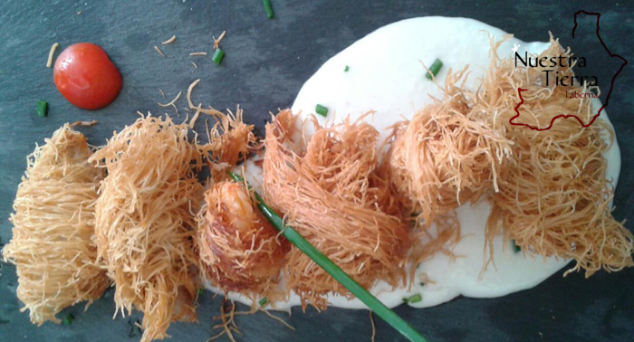 2 tapas + 1/2 Ración de ovillo de colas de Gambón y Salmonete con ajoblanco + 2 bebidas, 7€