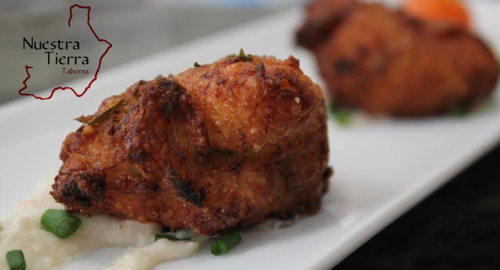 2 tapas + 1/2 Ración de ovillo de colas de Gambón y Salmonete con ajoblanco + 2 bebidas, 7€