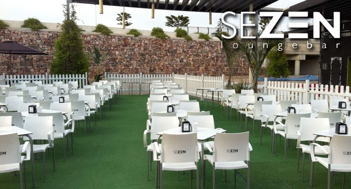 Menú para 2 personas con Puntillas de Calamar, Ensalada y Botella de Vino Blanco en Sezen Lounge Bar