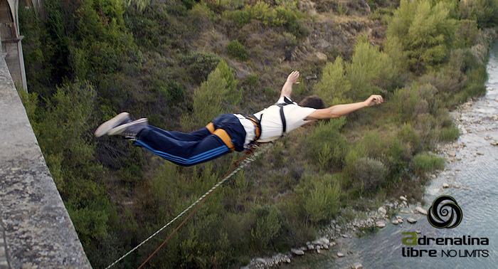 ¡Descarga adrenalina en un salto inolvidable! Bungee Jumping por sólo 35€ ¿Te atreves?