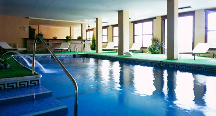 2 noches de alojamiento con MP + baño turco, sauna, piscina y gimnasio en la Alpujarra, para 2 pers.