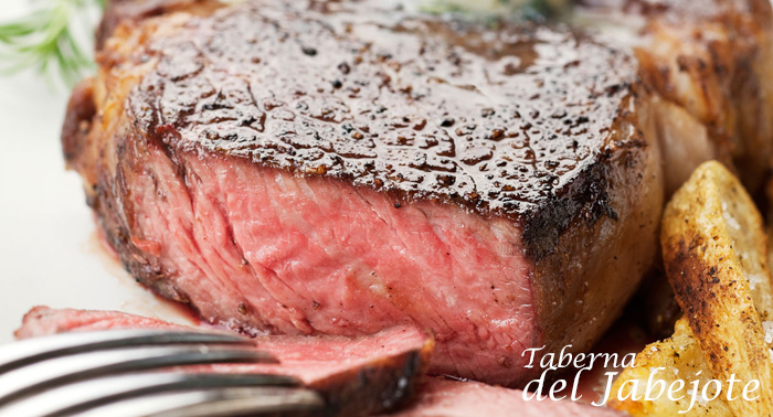 Ven a disfrutar de un Chuletón de 700 grs con Botella de vino y Ensalada para 2 personas