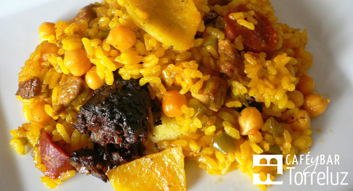 Bono 3 o 5 Almuerzos en Torreluz: Plato tradicional y casero Almeriense con bebida y pan.
