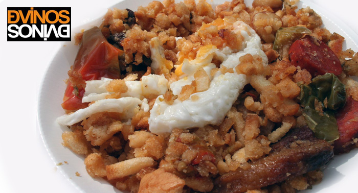 ¿Si LLUEVE qué comemos? Migas con tocino, pimientos, huevos y bebidas para 2 per. en Dvinos