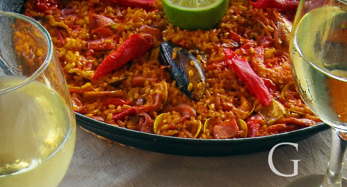 Para 2 personas: Arroz negro con marisco o Paella de Marisco y 2 Bebidas, por 7,50€/persona