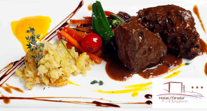Plan para Nochevieja: Alojamiento + Cena especial fin de año + 1 copa + cotillón + desayuno