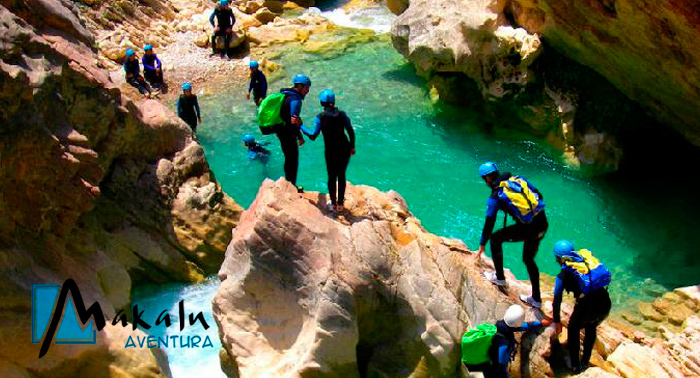 Saborea la aventura y la adrenalina con la jornada de barranquismo en Río Verde o Lentegí