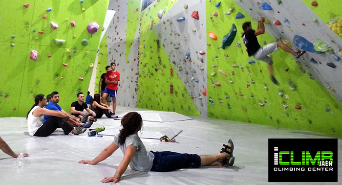 Súbete por las paredes: Curso de escalada con profesionales de 8 horas por sólo 39,90€