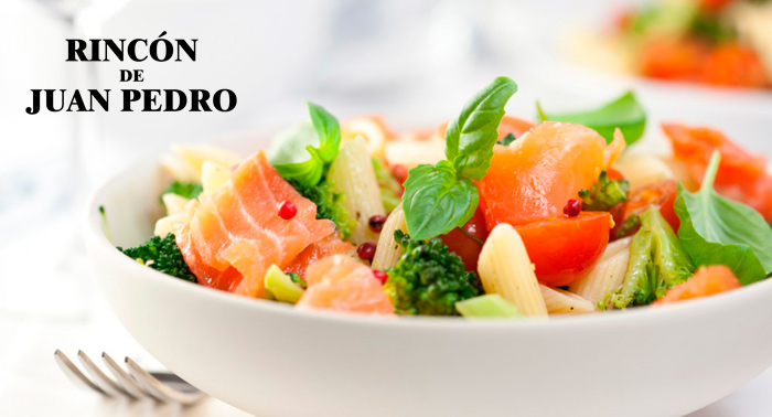 Delicioso Menú para 2: Aperitivos o Ensalada rulos de salmón + Arroz negro + Bebidas + Postres.