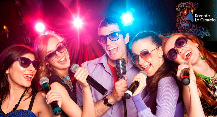 ¡Toda la diversión de la noche en un plan! Karaoke + 2 Copas en La Gramola
