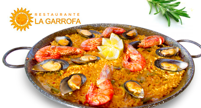 En la Playa de la Garrofa Paella de Marisco, Mixta o Negra + 2 Bebidas para 2 personas