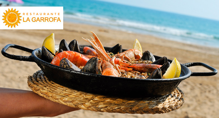 En la Playa de la Garrofa Paella de Marisco, Mixta o Negra + 2 Bebidas para 2 personas