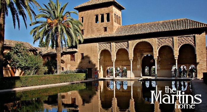 Conoce Granada: 2 noches + visita La Alhambra, Palacios Nazaríes… con guía + tapeo... para 2