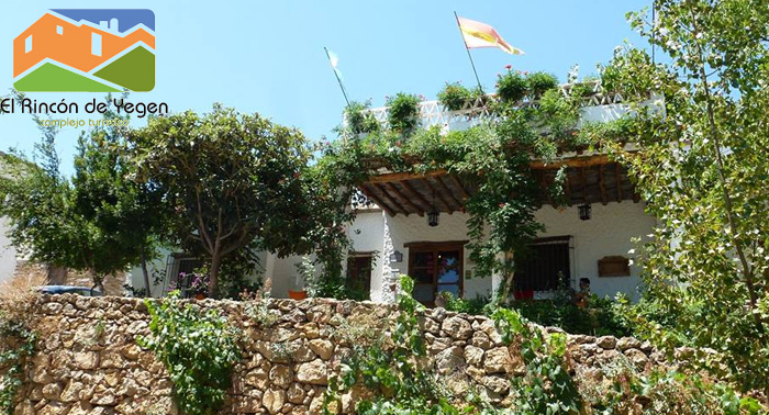 Escapada a La Alpujarra granadina para 2 con media pensión, piscina, jardines y restaurante.
