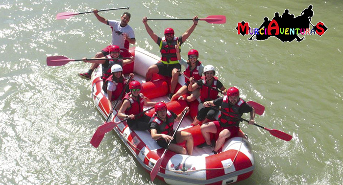 ¡Siente la emoción de vivir una fuerte aventura en el Río Segura! Rafting con Almuerzo y Fotos
