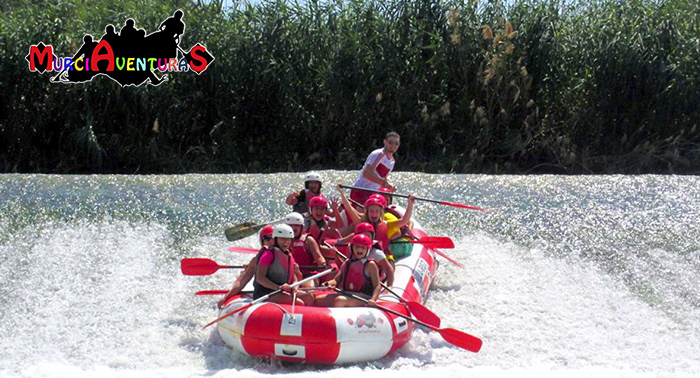 ¡Siente la emoción de vivir una fuerte aventura en el Río Segura! Rafting con Almuerzo y Fotos