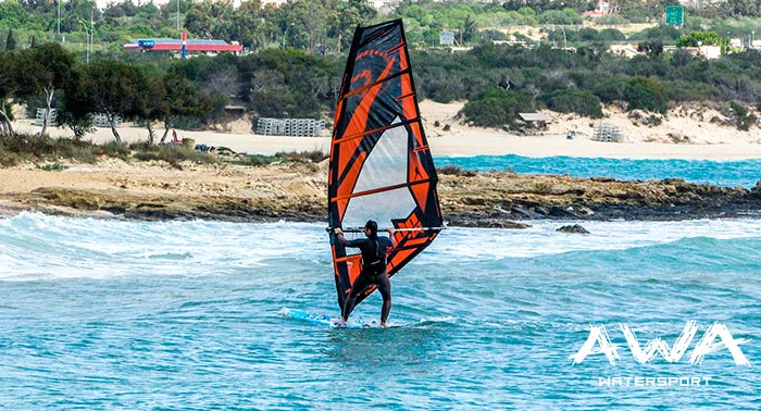 ¡Haz del viento pura emoción prácticando Windsurf! Bautismo o Curso de Perfeccionamiento