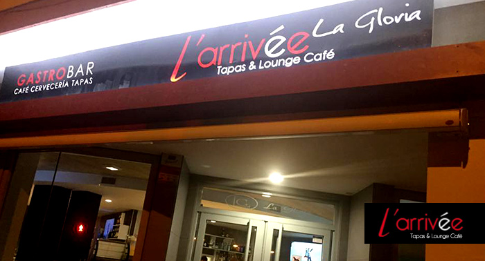 ¡Delicioso Menú Gourmet en L'Arrivée-La Gloria: 4 Tapas + 4 Vinos + 2 Postres, en pleno centro!