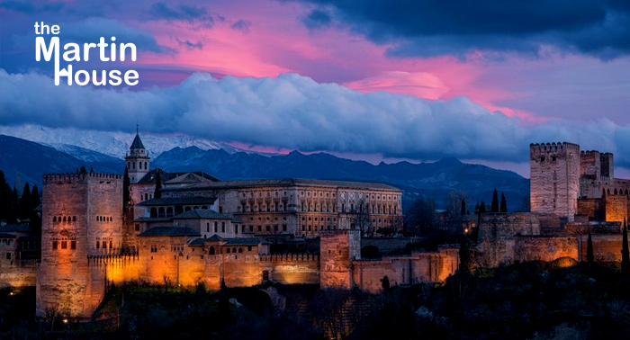 ¡Escapada mágica para 2 a Granada! Alojamiento + Visita nocturna a La Alhambra + Desayuno