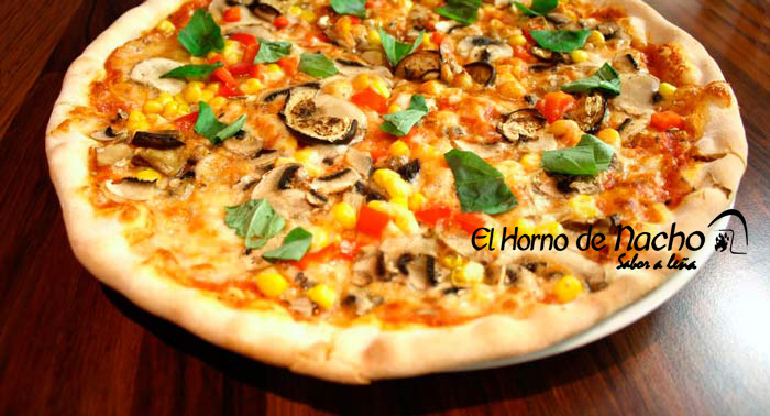 Disfruta con la mejor compañía de 2 Pizzas al horno de leña + 2 Bebidas en El Horno de Nacho