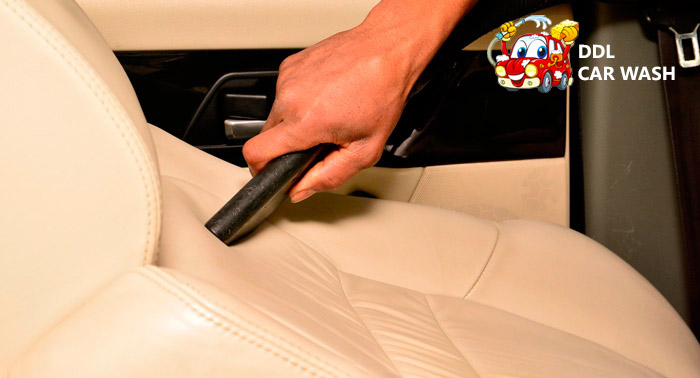 ¡Deja tu coche impecable! Lavado Interior + Exterior con Cera Líquida o Sólida + Tapicería 