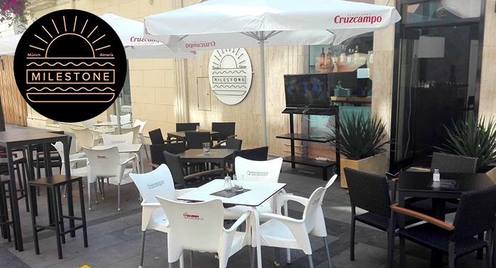 Menú para 2 pax: Hamburguesas + Bebidas + Cócteles en Milestone, en el centro de Almería