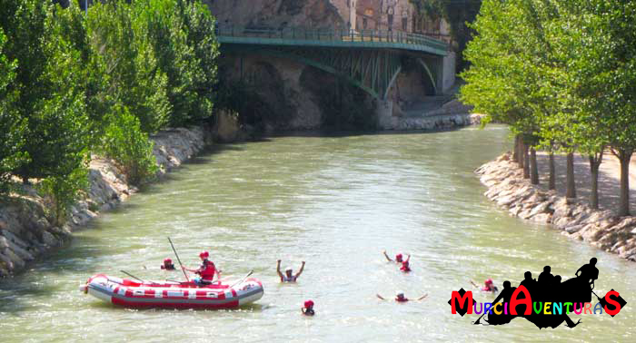 ¡Vive emociones fuertes en el Río Segura! Banana-Rafting con Almuerzo y Fotos