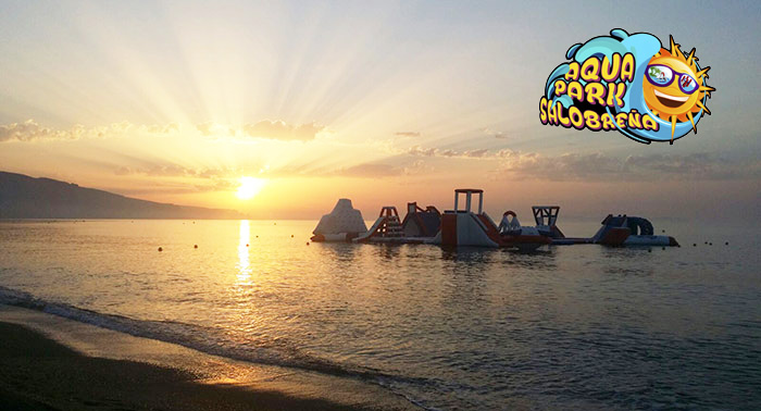 ¡Descubre una nueva manera de divertirte en la playa: Parque Acuático Hinchable de Salobreña!