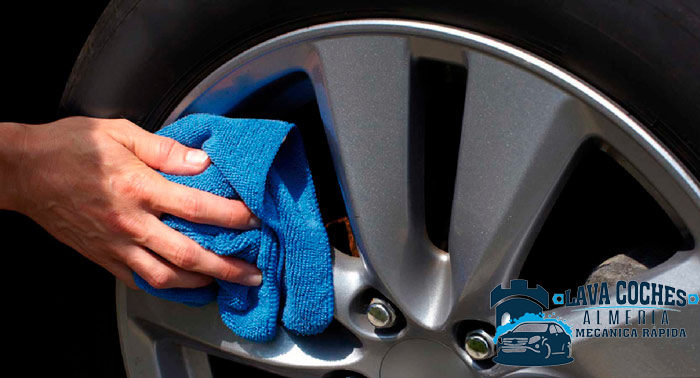 ¡Coche impecable! Lavado Interior + Lavado Exterior y opción a otros servicios de mantenimiento