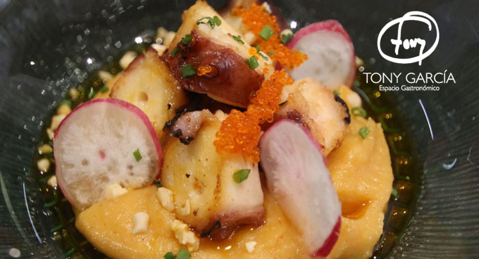 ¡Delicia única! Menú Cocina en Miniatura + 4 Bebidas + Postre del Chef Tony García