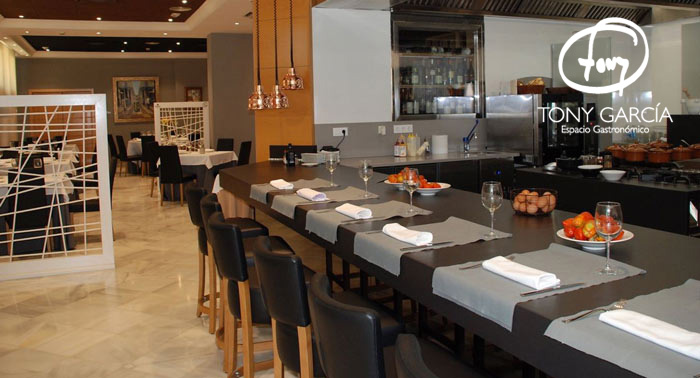 ¡Delicia única! Menú Cocina en Miniatura + 4 Bebidas + Postre del Chef Tony García
