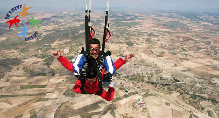 ¡Experiencia única! Salto Tándem en Paracaídas desde 3.600m + 15min de Instrucción