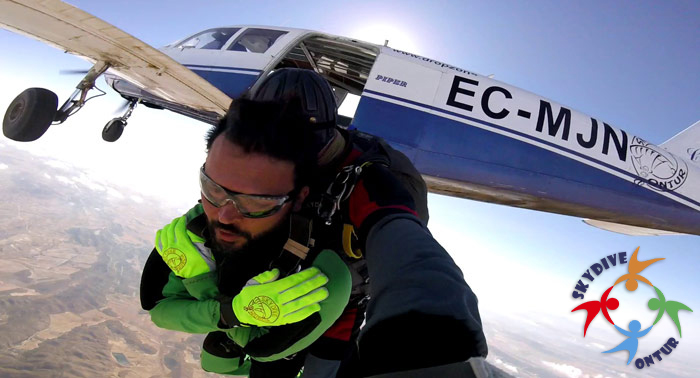 ¡Experiencia única! Salto Tándem en Paracaídas desde 3.600m + 15min de Instrucción