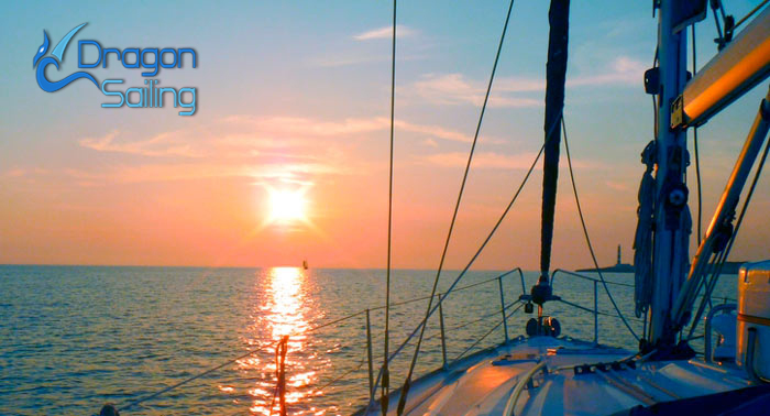 Romántica Ruta de 2h al Atardecer o Nocturna en Velero para 2 pax con Patrón + Botella de Cava