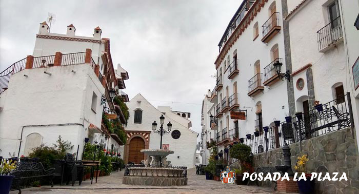 ¡Escapada a la Axarquía Malagueña! 1 Noche + Desayuno + 1h de Piscina y Jacuzzi + Cena