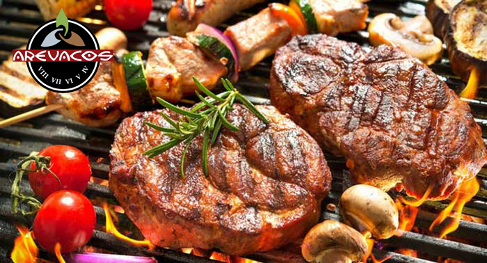 ¡Degusta la mejor carne a la barbacoa! 2 Tapas + Parrillada de Carne + 2 Bebidas en Arevacos 