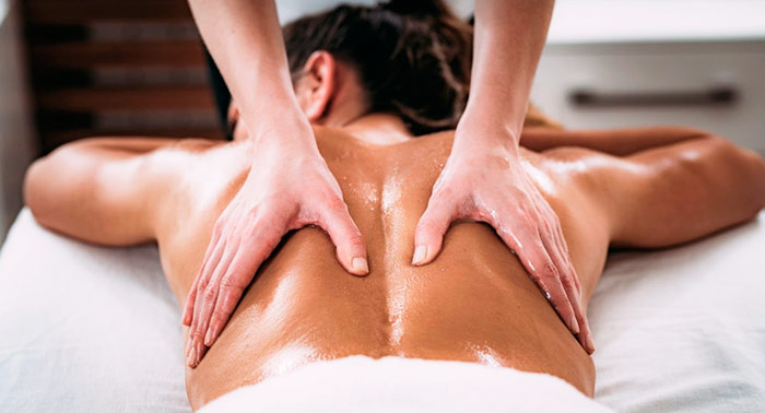 Elimina las células muertas y exfolia tu piel con este Peeling Corporal de Sal y Té