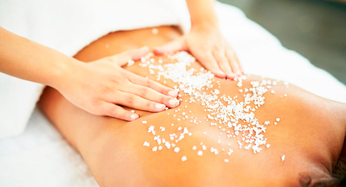 Elimina las células muertas y exfolia tu piel con este Peeling Corporal de Sal y Té