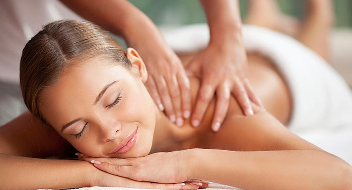 Elimina las células muertas y exfolia tu piel con este Peeling Corporal de Sal y Té