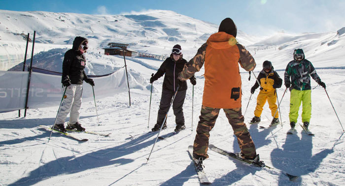 ¡Experiencia inolvidable en Sierra Nevada! Curso Grupal de Ski/Snow + Equipo