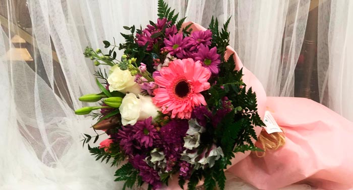 Enamora con este perfecto regalo: Precioso Ramo de Flores Frescas Blancas y Rosas