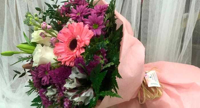 Enamora con este perfecto regalo: Precioso Ramo de Flores Frescas Blancas y Rosas